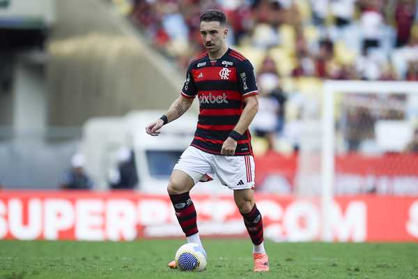 Disputa acirrada por vagas no Flamengo evidencia comprometimento de Léo Ortiz.