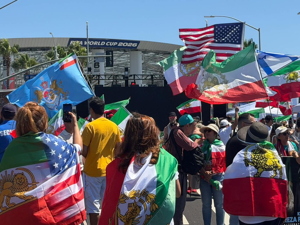 Iranianos protestam em Los Angeles antes da estreia da seleção na Copa do Mundo - bandeira proibida