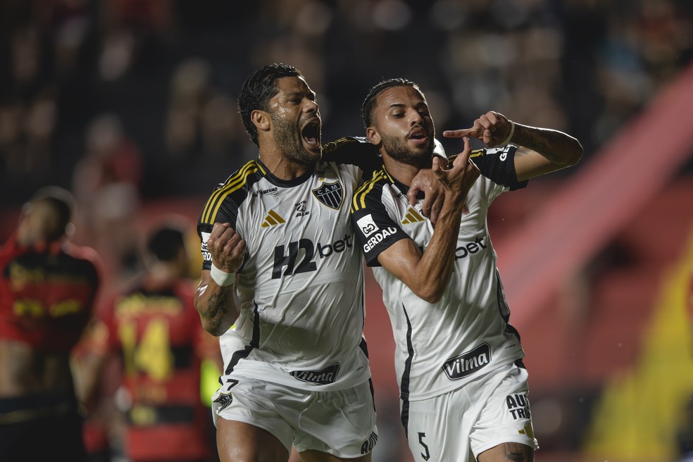 Hulk e Alexsander comemoram gol pelo Atlético-MG em partida do Brasileirão.