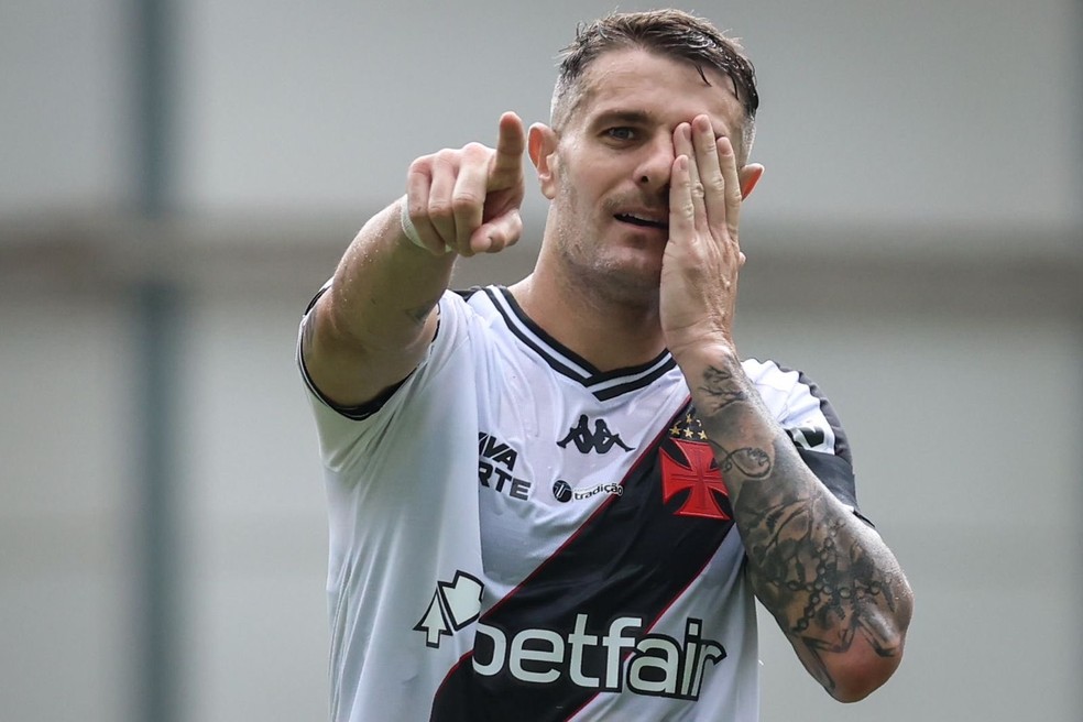 PREJUDICADO?! Vegetti critica Flamengo por suposta vantagem em vitória sobre Vasco no Carioca