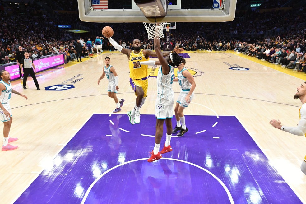 LeBron James Los Angeles Lakers — Foto: Juan Ocampo/NBAE via Getty Images