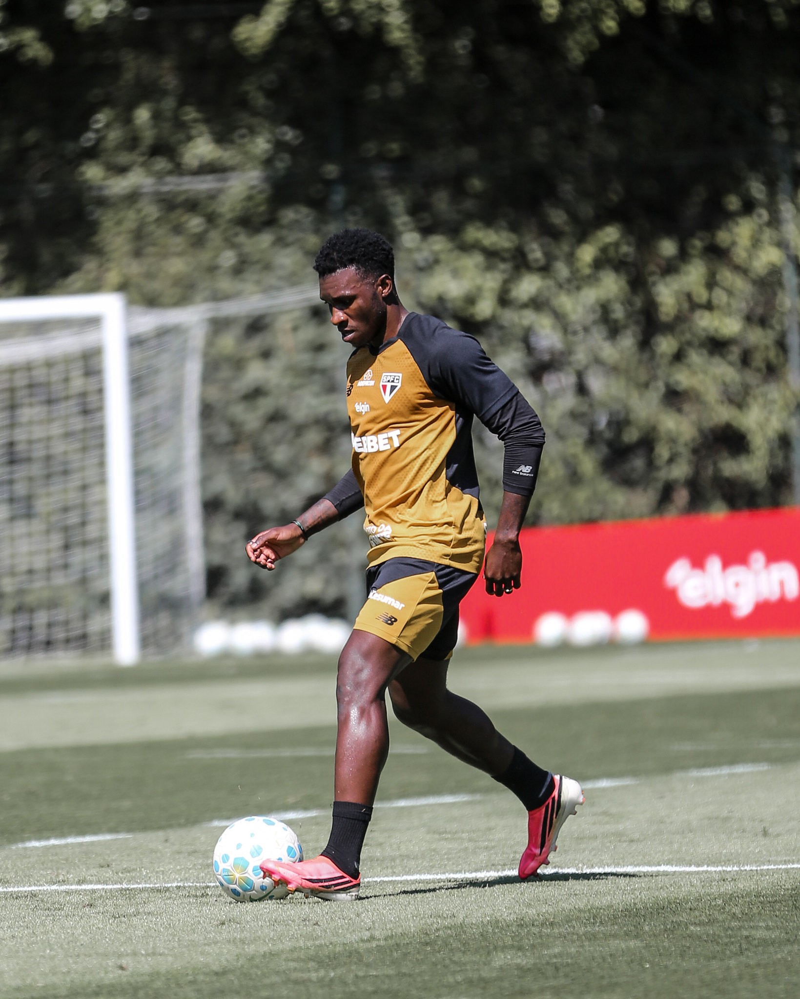 Aurélio Buta passará por cirurgia no joelho e vira desfalque no São Paulo