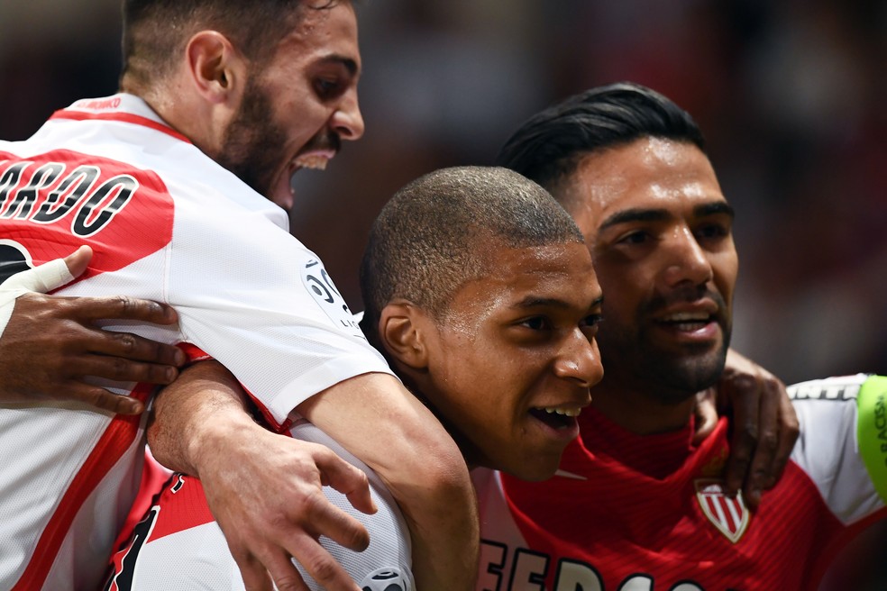 Mbapp&eacute; e Falcao em um Monaco x Saint-&Eacute;tienne &mdash; Foto: Boris Horvat / AFP