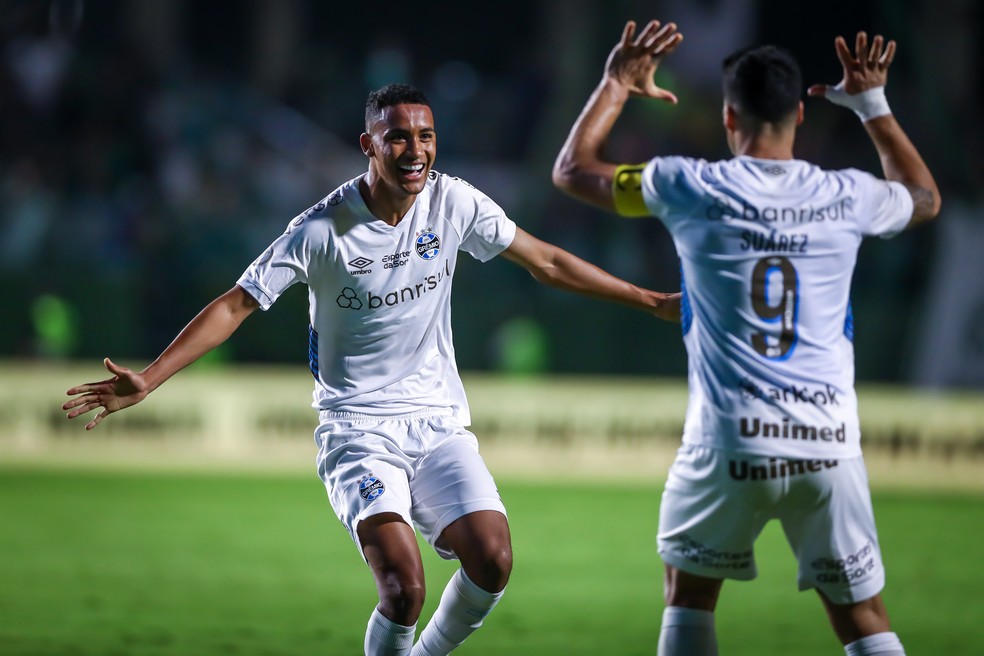 André Henrique e Suárez comemorando gol do Grêmio — Foto: Lucas Uebel/Grêmio