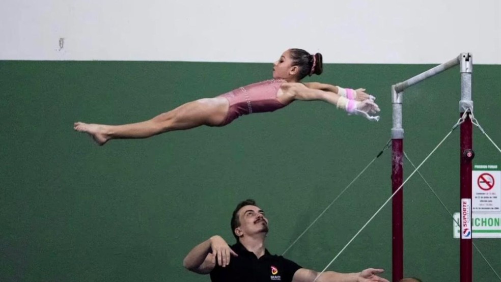 Maryana com treinador Lucas Rodrigues — ginasta de 10 anos