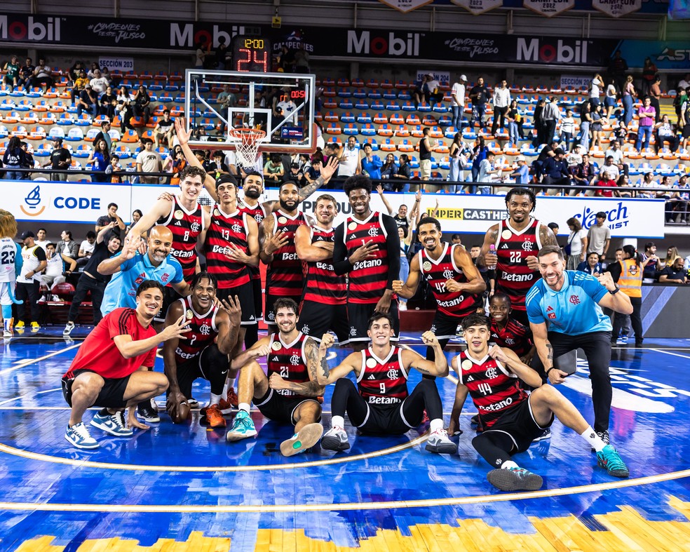Time de basquete do Flamengo vence os Astros de Jalisco no México — Foto: Divulgação / BCLAmericas
