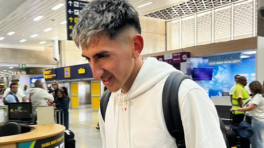 Meia Lescano chega ao Rio para assinar com o Vasco