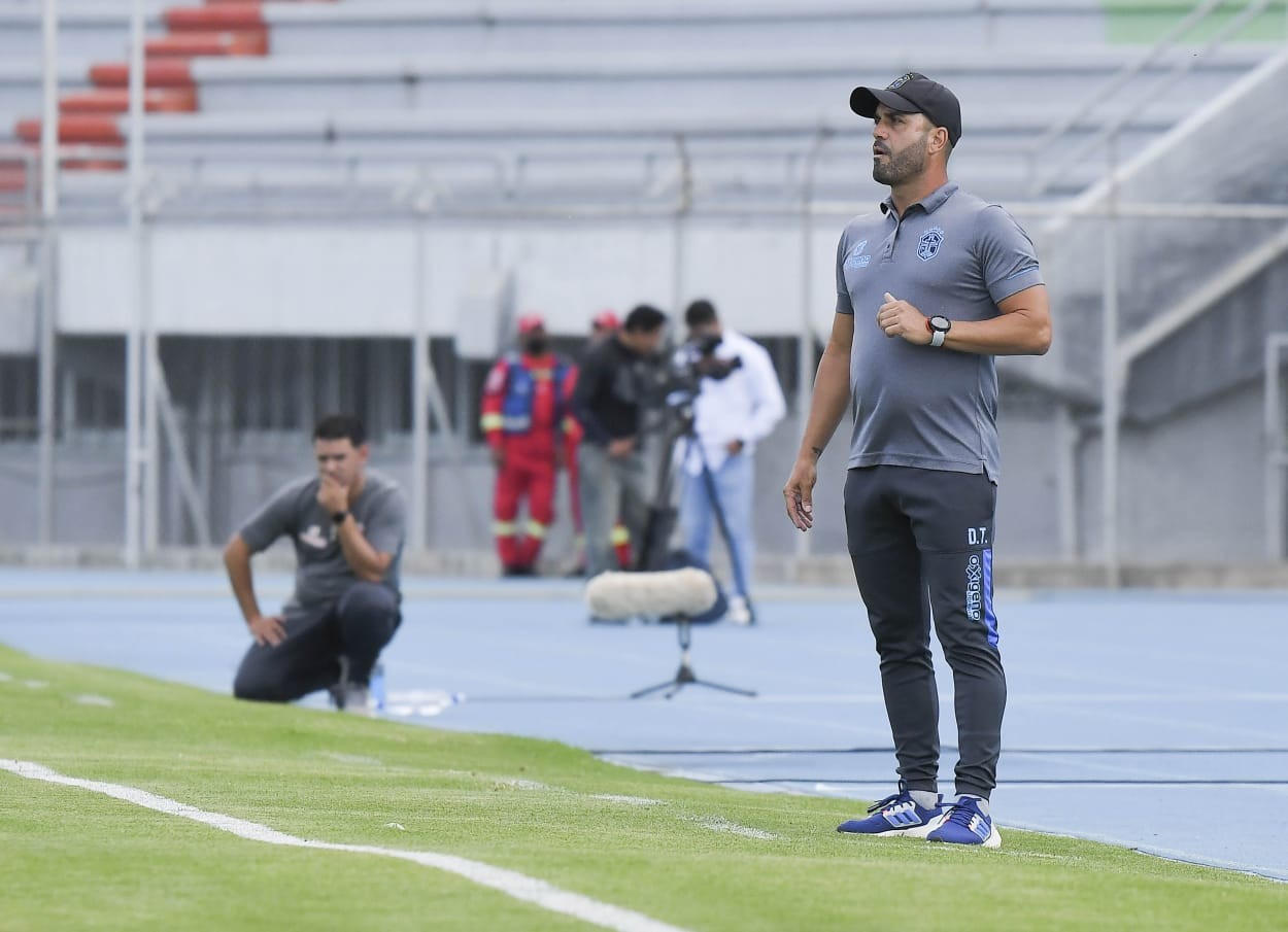 Botafogo enfrenta brasileiro "quase boliviano" no comando do Independiente Petrolero