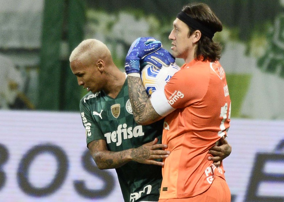 Deyverson e Cássio no clássico entre Corinthians e Palmeiras em 2021 — Foto: Marcos Ribolli