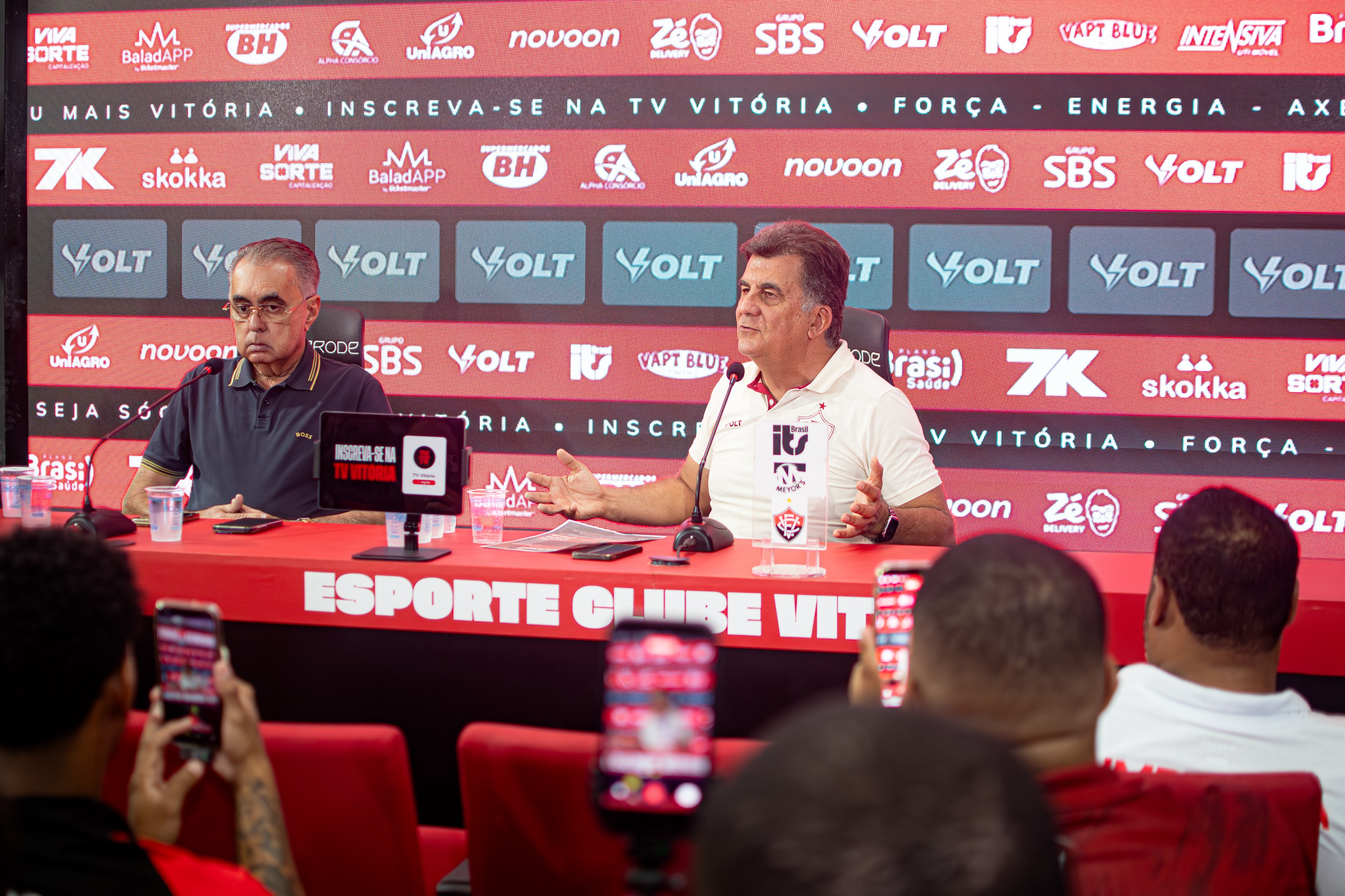 Presidente do Vitória diz que não tem "laranja podre" e garante elenco e Jair Ventura prestigiados