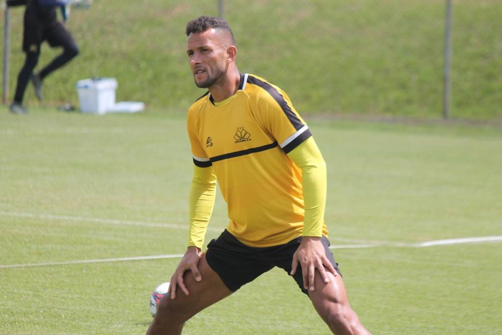 Criciúma renova contrato com o zagueiro Rodrigo | Ge