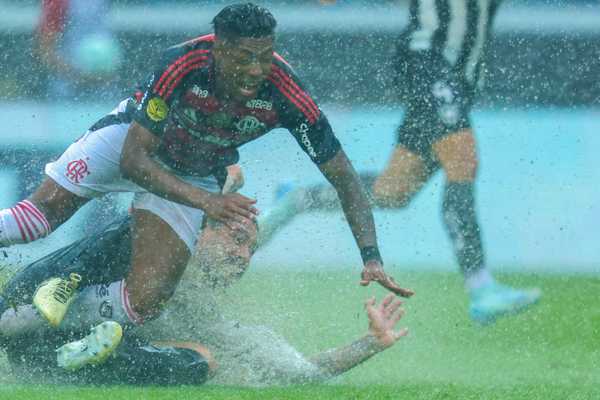 Bruno Henrique Compartilha Coroa da Supercopa com Colegas do Flamengo