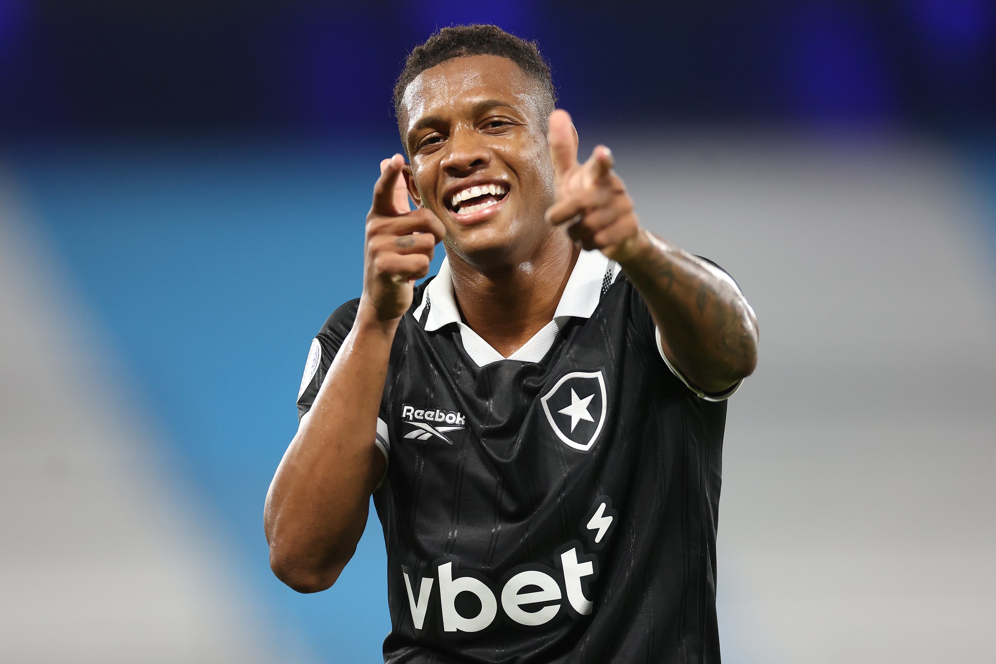 Palmeiras Intensifica Busca por Danilo, do Botafogo, em Meio a Possíveis Vendas de Naves