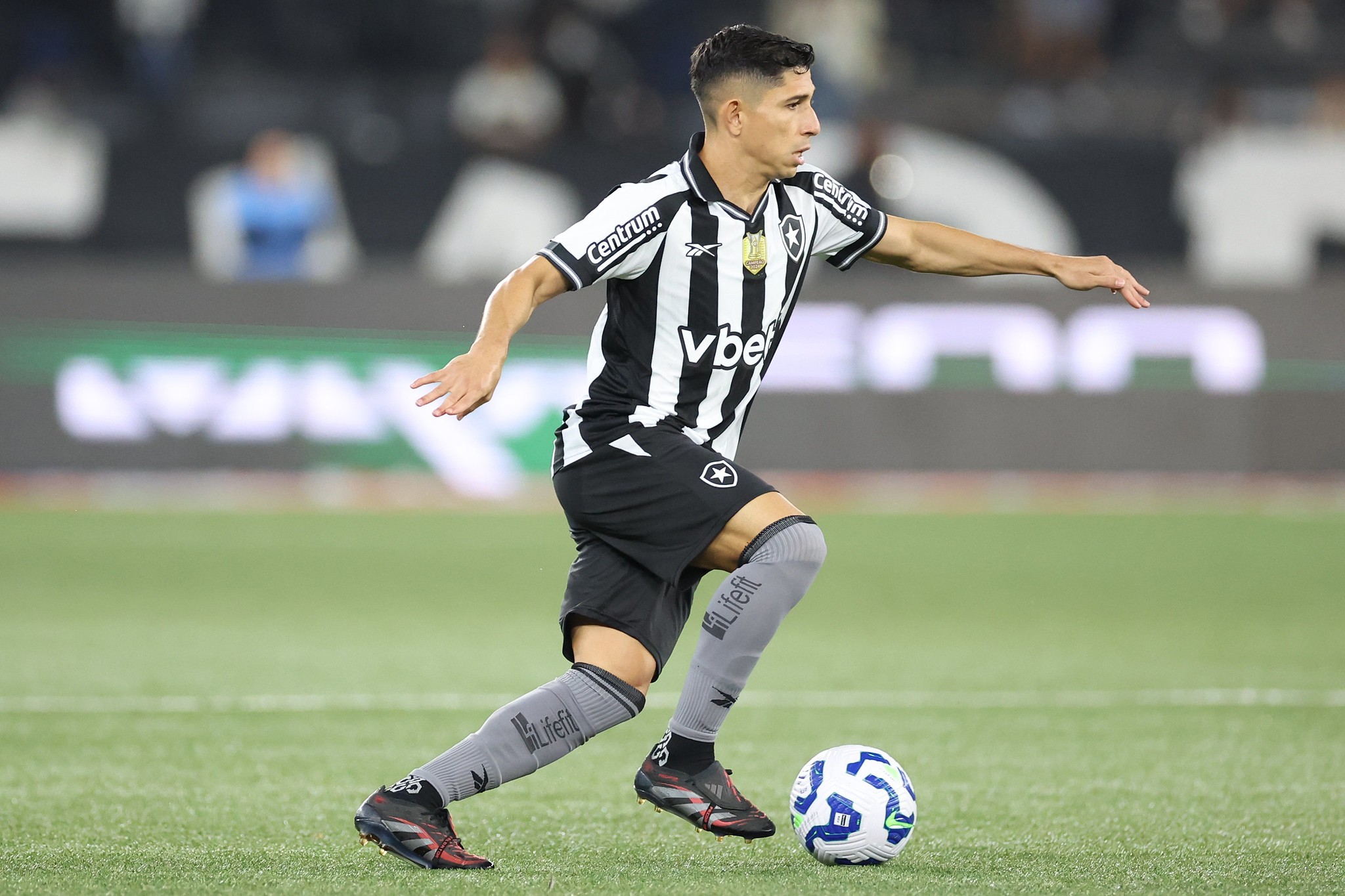 Savarino retorna, mas Alex Telles e Correa são desfalques no Botafogo; veja relacionados