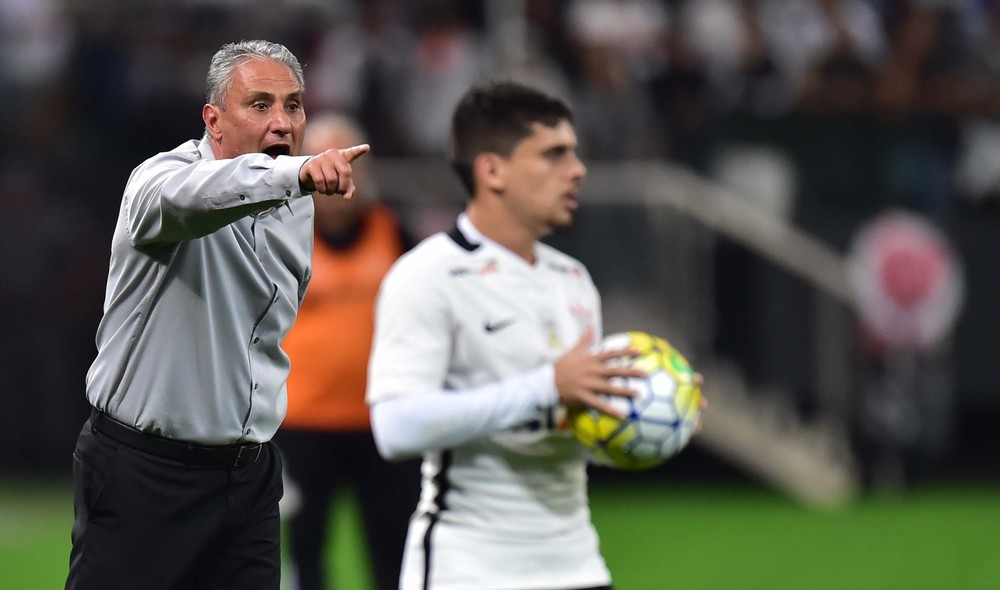 Fagner se aproxima de 100 jogos com Tite e busca sequência como titular