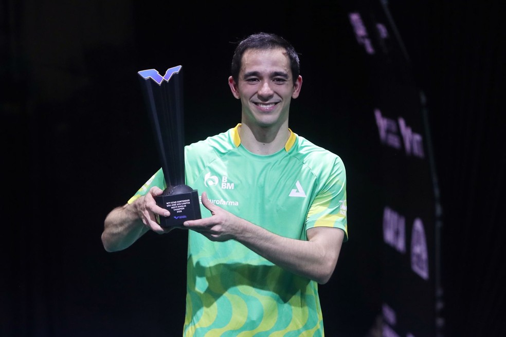 Hugo Calderano levanta o troféu de campeão do WTT Star Contender de São José dos Campos — Foto: Gaspar Nóbrega/CBTM