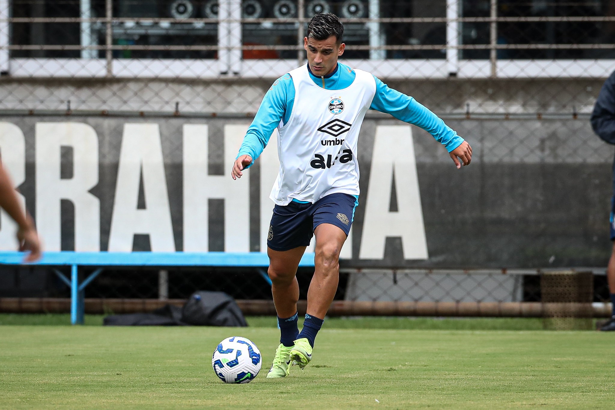 Cristaldo perde vaga titular para Monsalve em clássico Gre-Nal; entenda motivo.