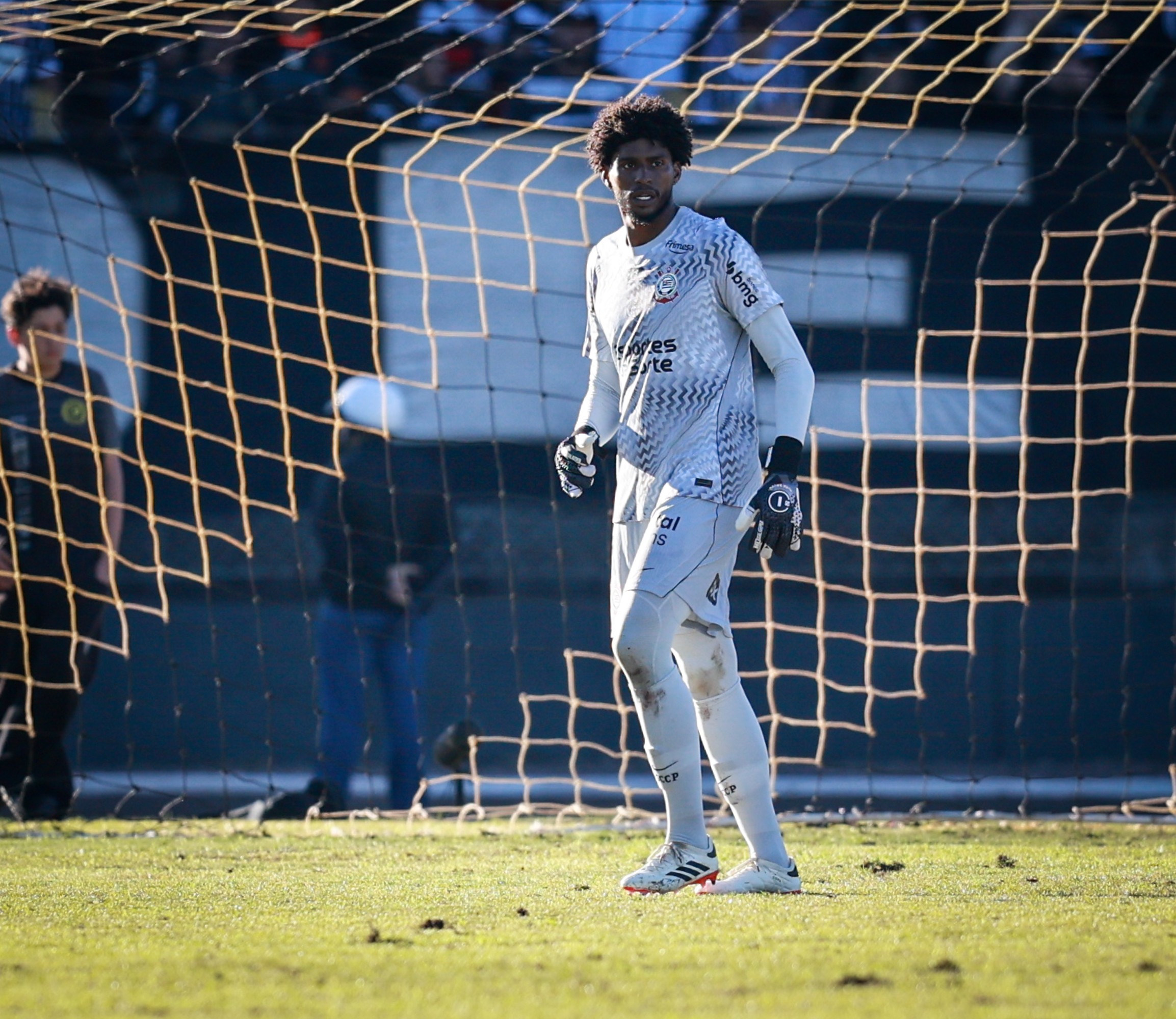 Hugo Souza critica atrasos de pagamentos no Corinthians: 'Somos afetados'