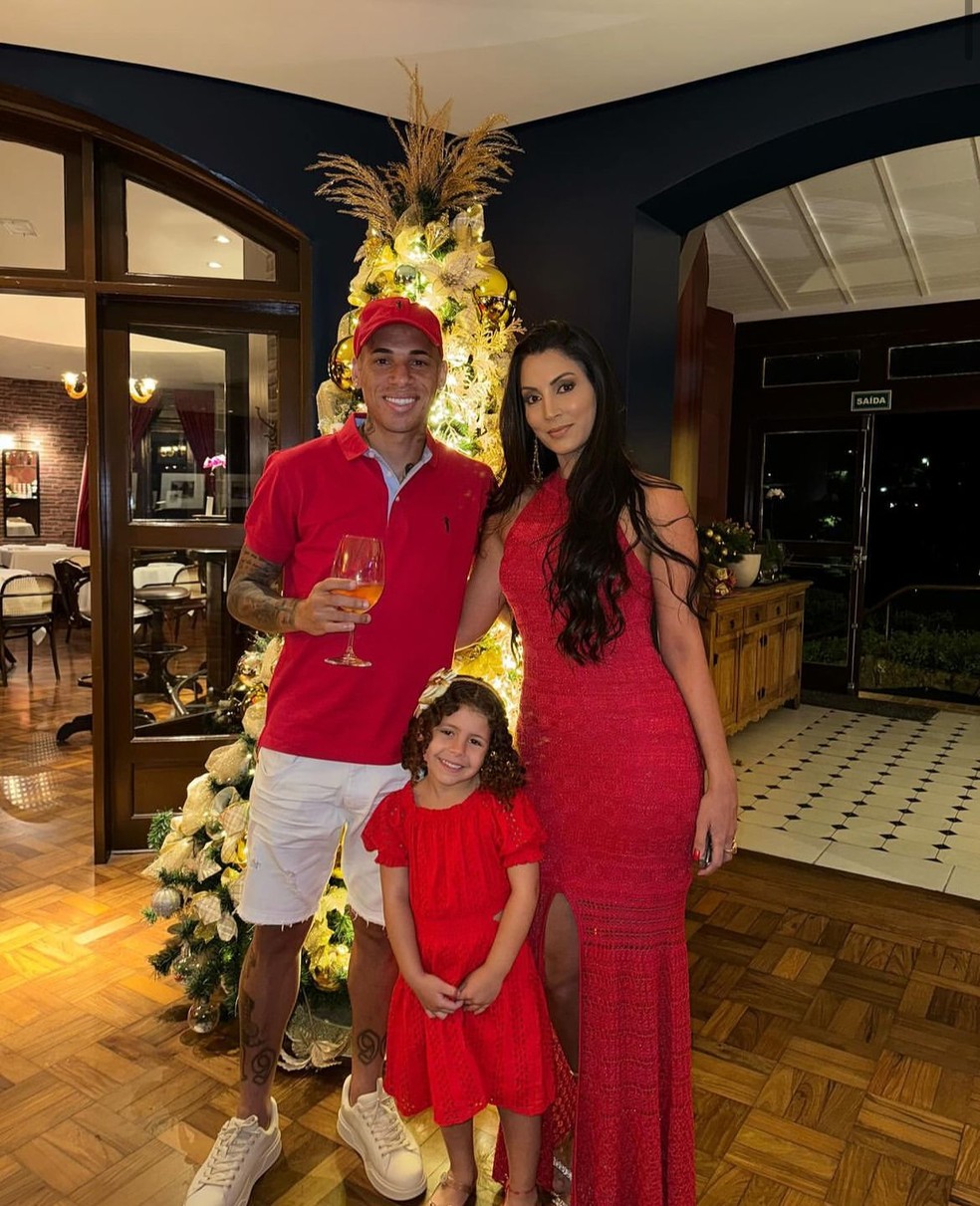Breno Lopes ao lado da família na noite do Natal — Foto: Reprodução