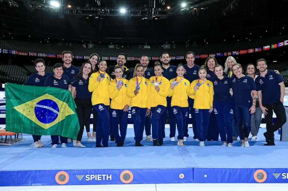 Juliana Fajardo e integrantes da comissão técnica celebram medalha de prata com equipe feminina — Foto: CBG/Ricardo Bufolin