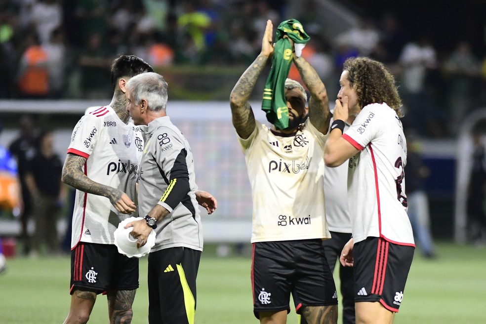 Gabigol responde a torcedores do Flamengo apos segurar camisa do Palmeiras Voces estao chatos futebol ge