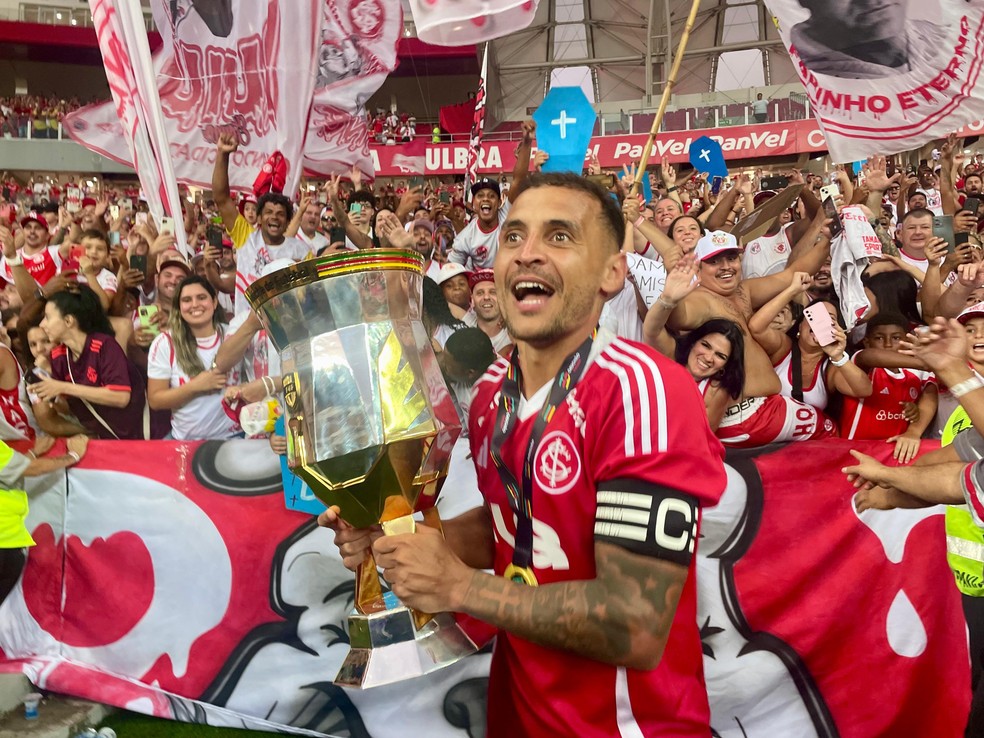 Alan Patrick faz a festa com a torcida do Inter — Foto: Tomás Hammes