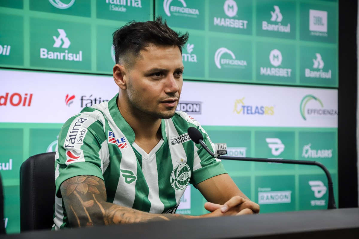 Mauro Zárate é apresentado com a camisa 10 e elogia projeto do