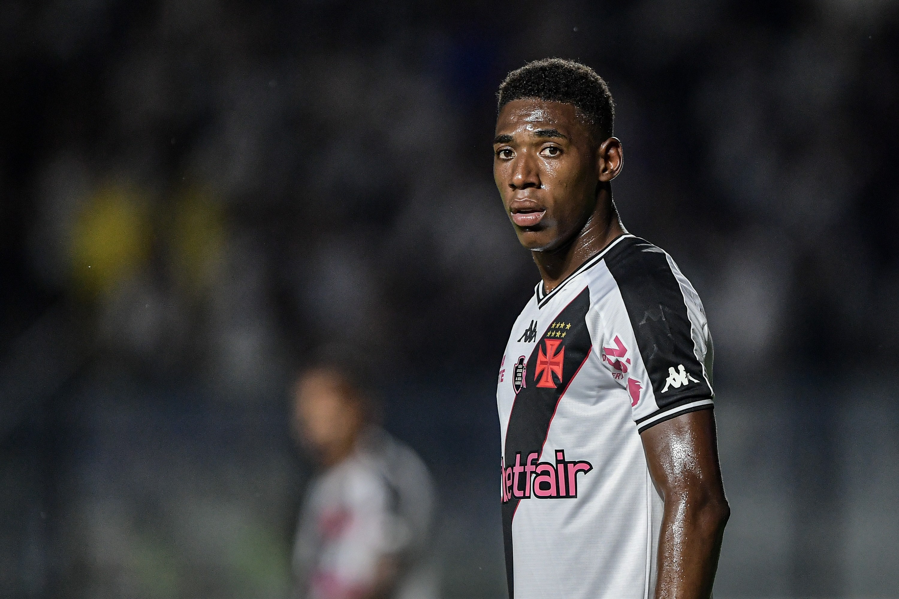 Vasco acerta venda de Léo ao Athletico-PR