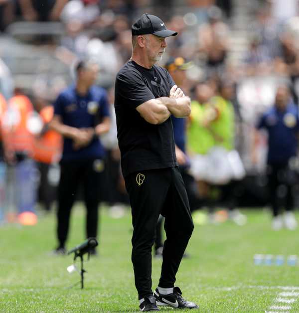 Corinthians continua sem rumo no Paulistão mesmo com mudanças de Mano.