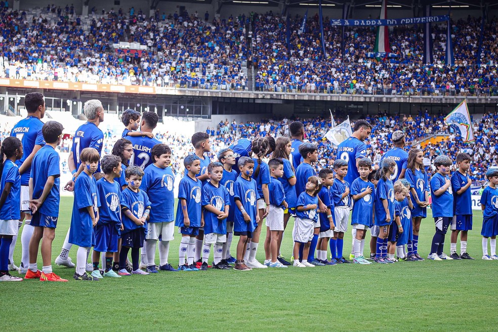 Jogadores e torcida do Cruzeiro no Mineirão — Foto: Staff Images / Cruzeiro