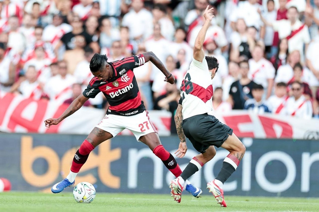 Lino brilha no empate do Flamengo com o River: Gol e assistência destacam seu desempenho