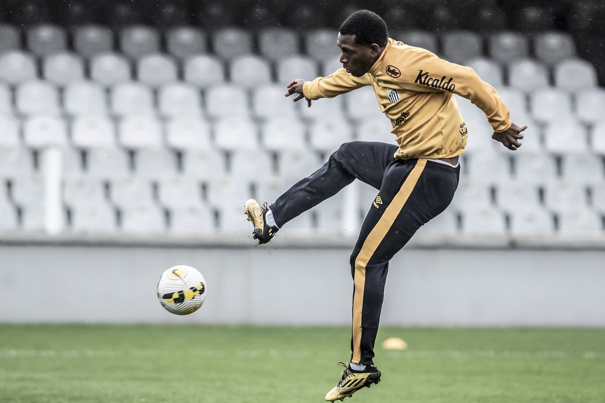 Santos confirma rescisão de contrato do atacante Bryan Angulo | Ge