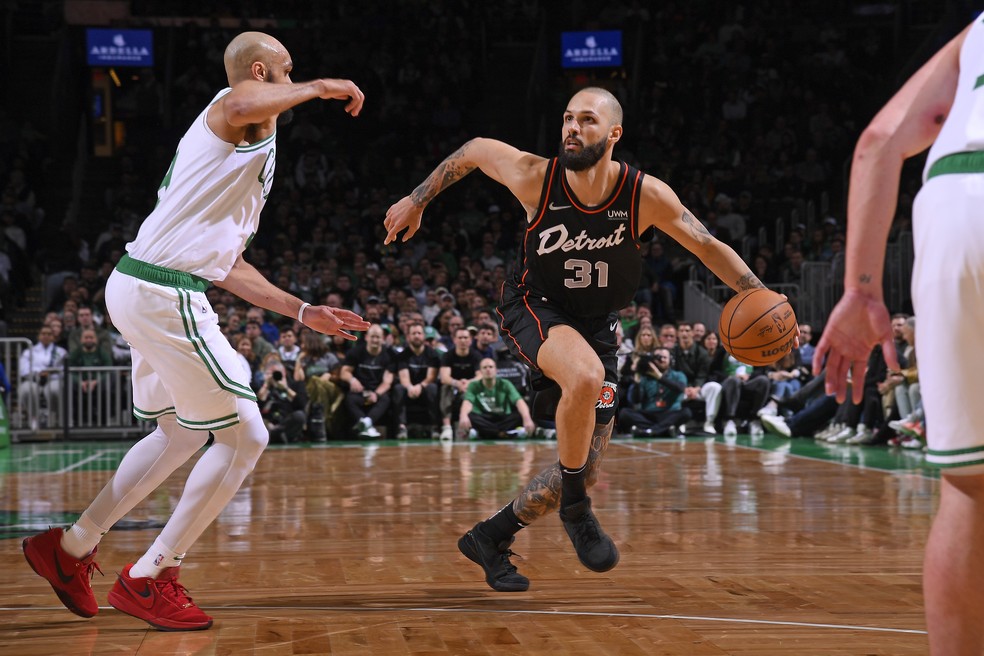 Evan Fournier pelo Detroit Pistons contra o Miami Heat — Foto: Brian Babineau/NBAE via Getty Images