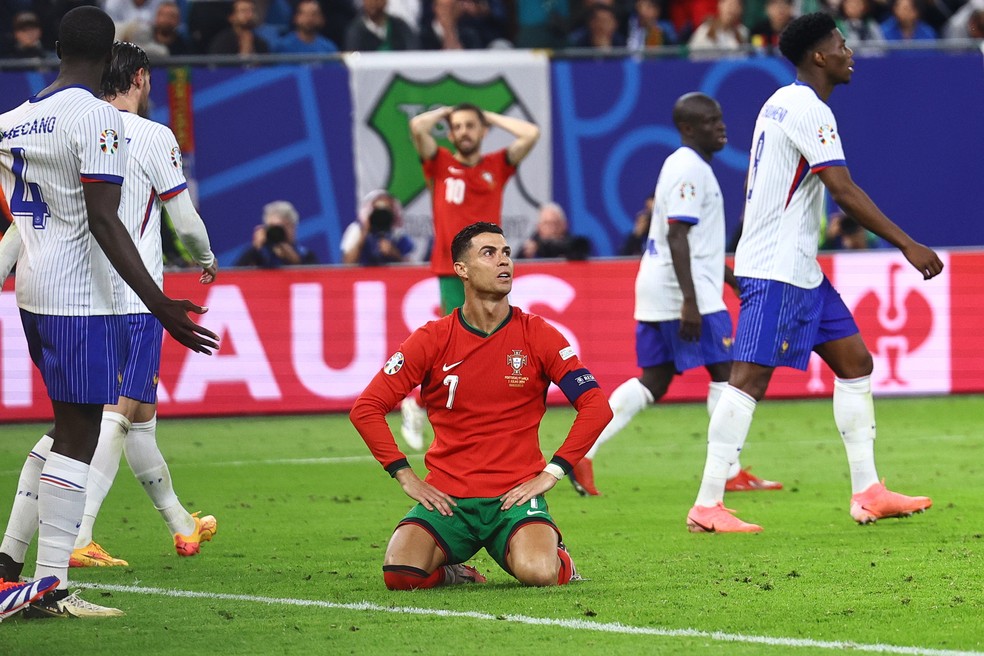 Cristiano Ronaldo lamenta grande chance perdida em Portugal x França — Foto: Filip Singer/EFE