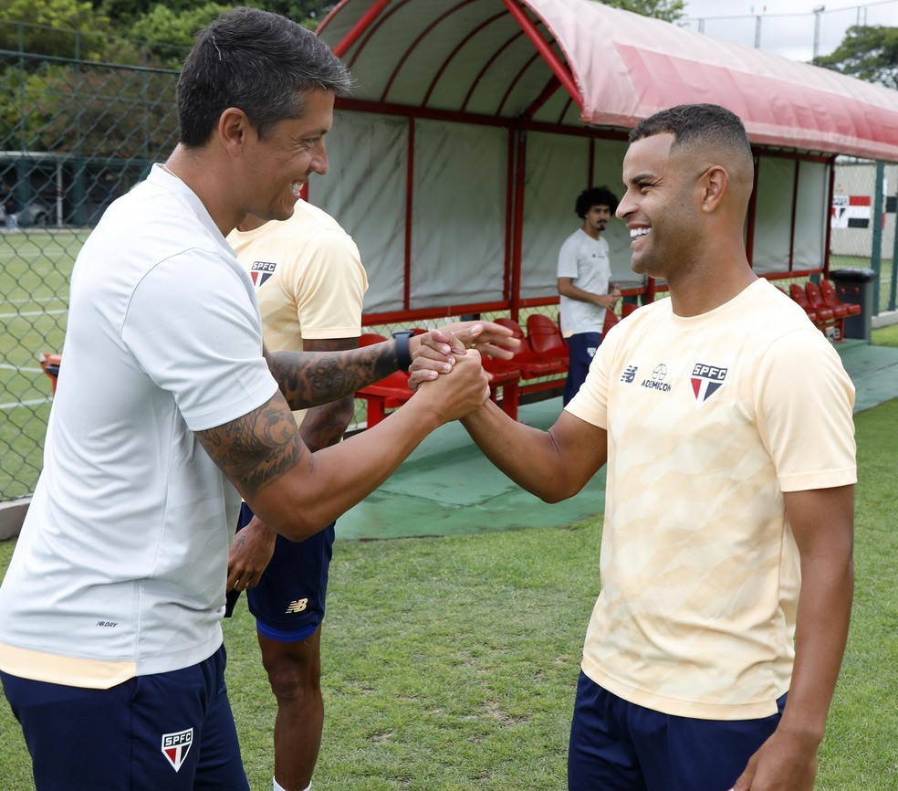 Thiago Carpini e Alisson no treino do São Paulo — Foto: Rubens Chiri/saopaulofc.net