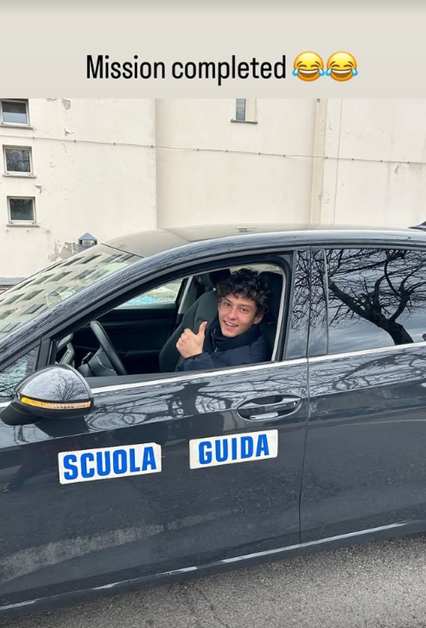 Kimi Antonelli tira carteira de motorista antes de estreia na F1 — Foto: Reprodução/Redes sociais