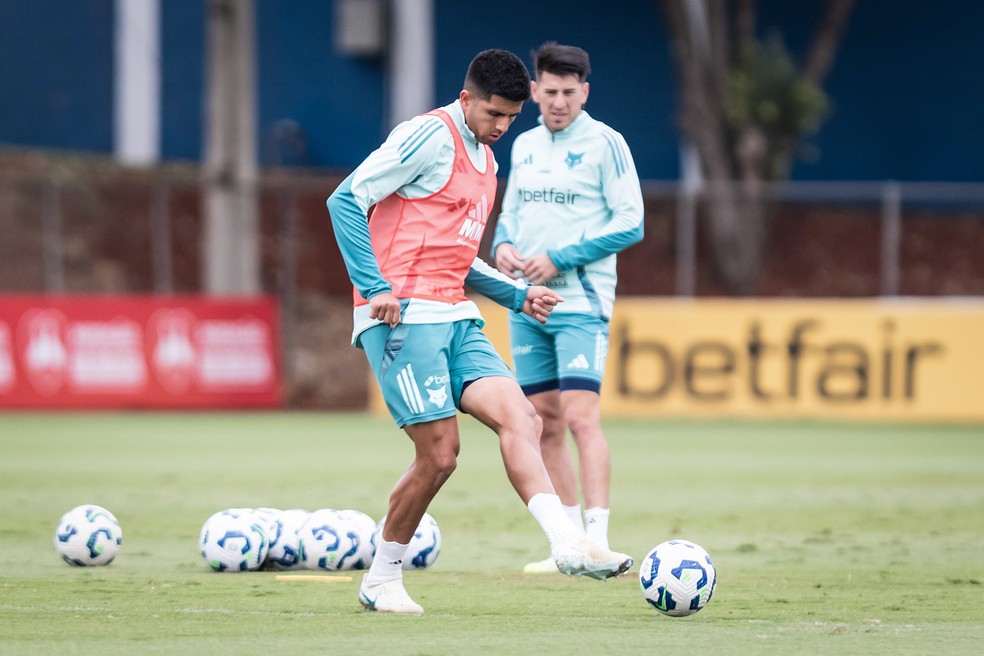 Mateo Gamarra durante treino do Cruzeiro na Toca da Raposa — Foto: Gustavo Aleixo/Cruzeiro