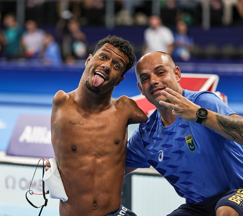 Gabrielzinho e seu técnico Fábio Antunes celebrando o terceiro ouro em Paris 2024 — Foto: Alessandra Cabral/CPB