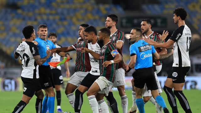 Allan durante confusão em Fluminense x Corinthians