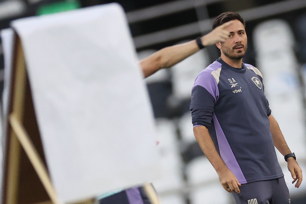 Davide Ancelotti prepara o time para decisão contra o Vasco — Foto: Vitor Silva / Botafogo