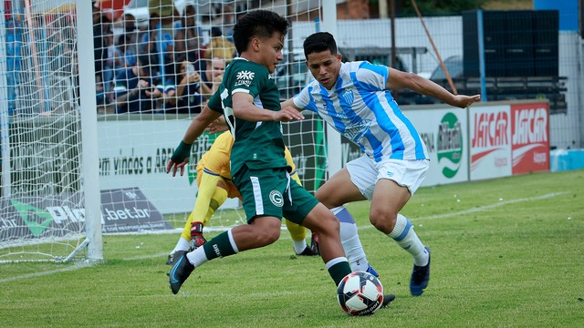 Esli Garcia tenta jogada para o Goiás contra o Crac