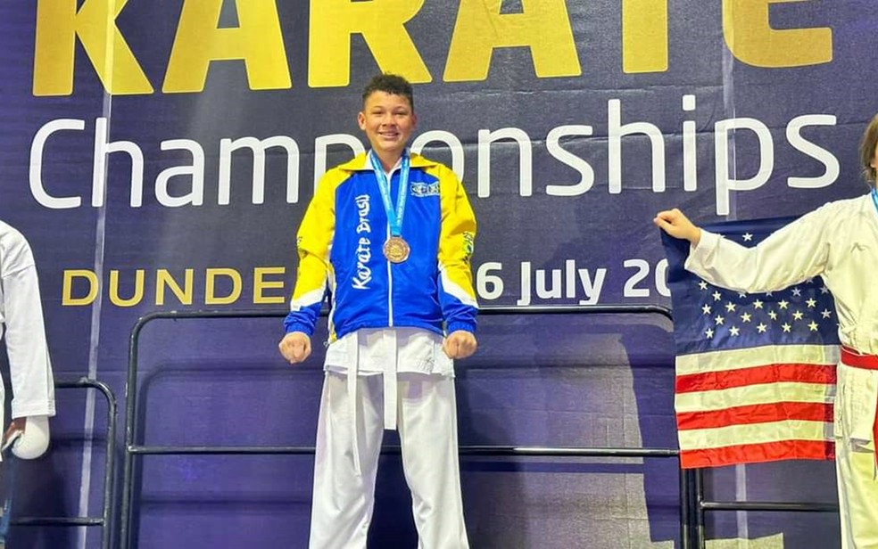 Após família fazer rifas e vender pizza, atleta de 13 anos de MG conquista título mundial de karatê na Escócia — Foto: Arquivo Pessoal
