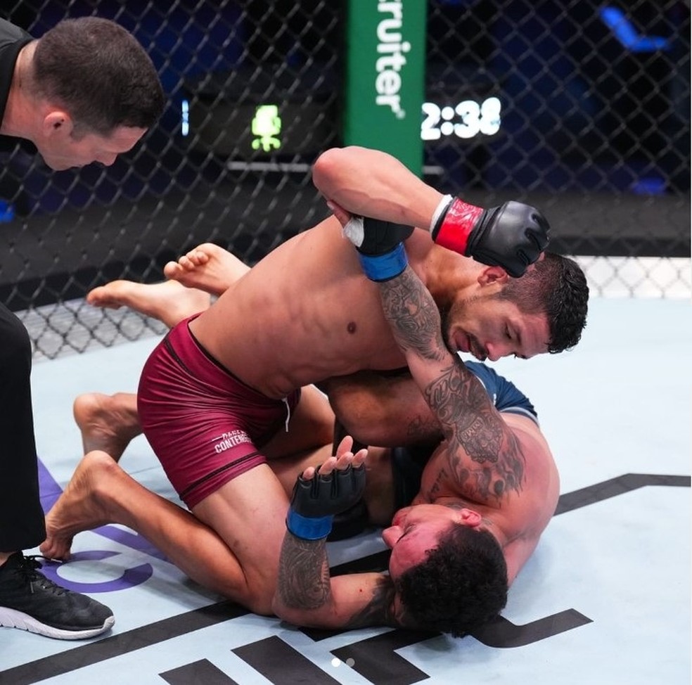 Vídeo: guianês radicado no Brasil coloca em prática Luta Livre e 'apaga'  rival no UFC Vegas 26 - TATAME