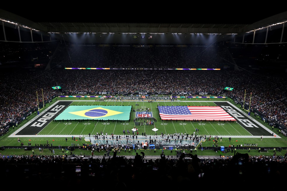 Bandeiras do Brasil e dos EUA são desfraldadas na Neo Química Arena durante partida da NFL no país — Foto: Wagner Meier/Getty Images