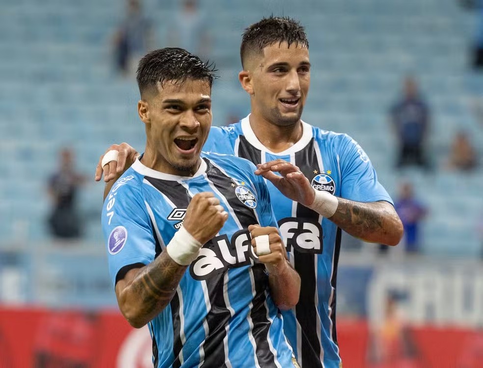 Arezo e Cristian Olivera comemoram gol do Grêmio