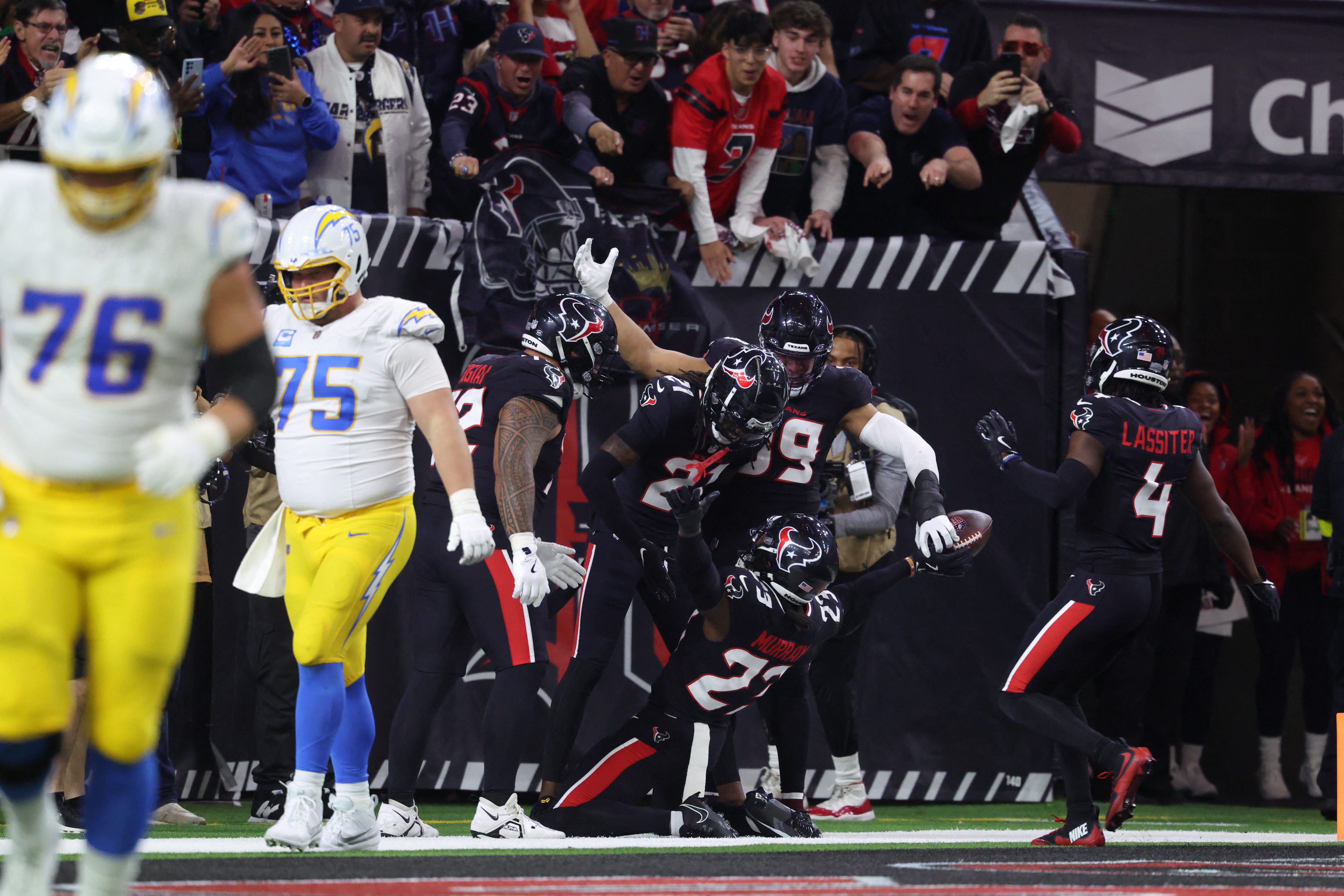 NFL: defesa engole Herbert, Texans batem Chargers e avançam