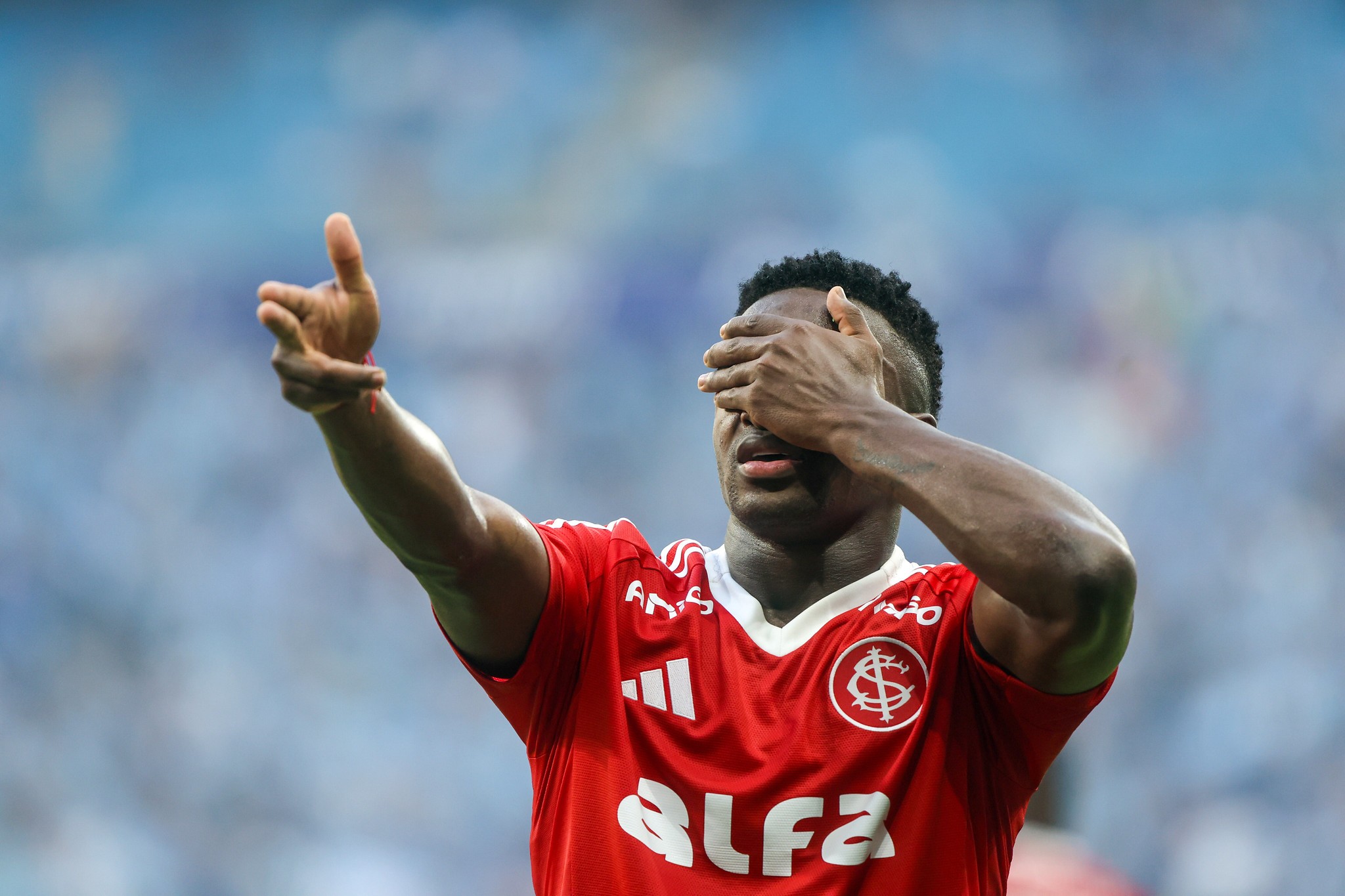 Carbonero marca primeiro gol em clássicos e coroa boa fase no Inter com mensagem de Vini Jr.