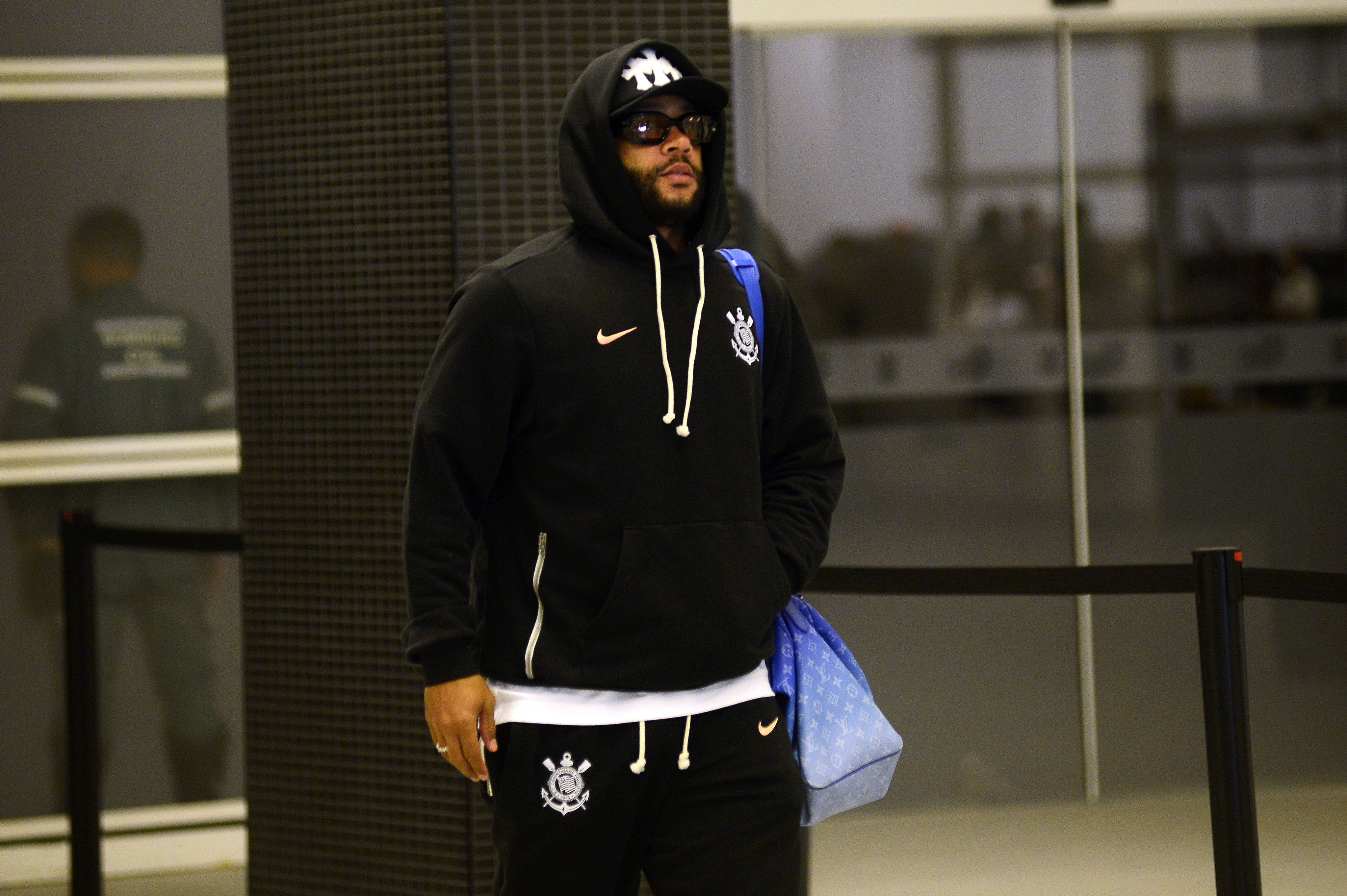 Memphis Depay, jogador do Corinthians, diagnóstico de virose causa mal-estar.