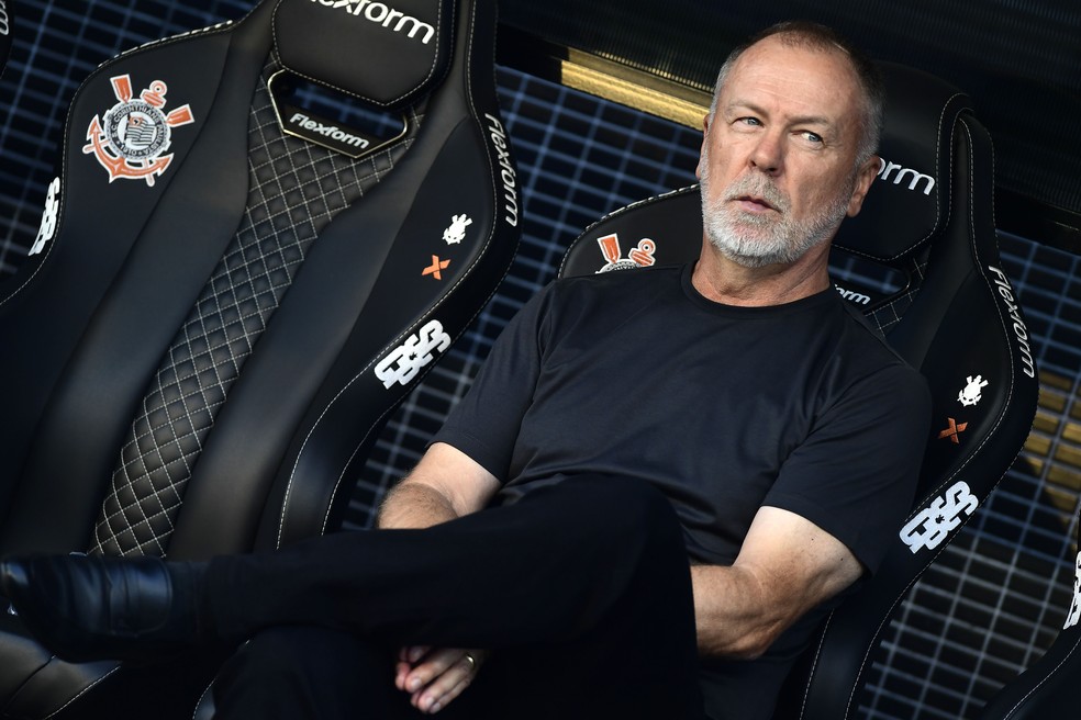 Corinthians quer aumentar opções ofensivas de Mano Menezes para o início do ano  — Foto: Marcos Ribolli