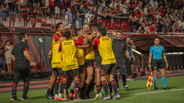 Atlético-GO vence o América-MG no apagar das luzes